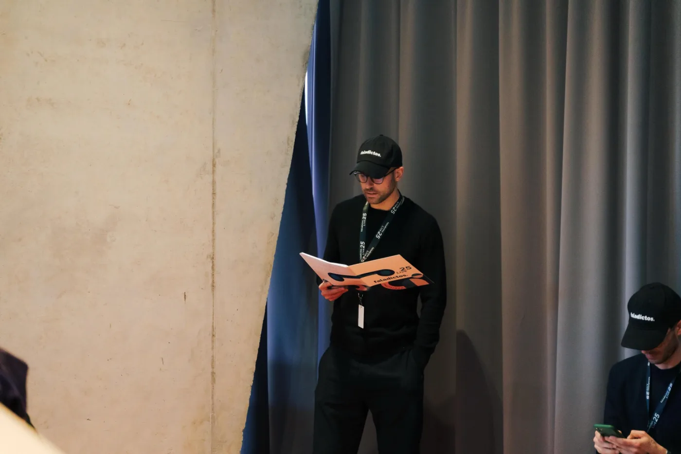 Axel Esteba preparando el evento